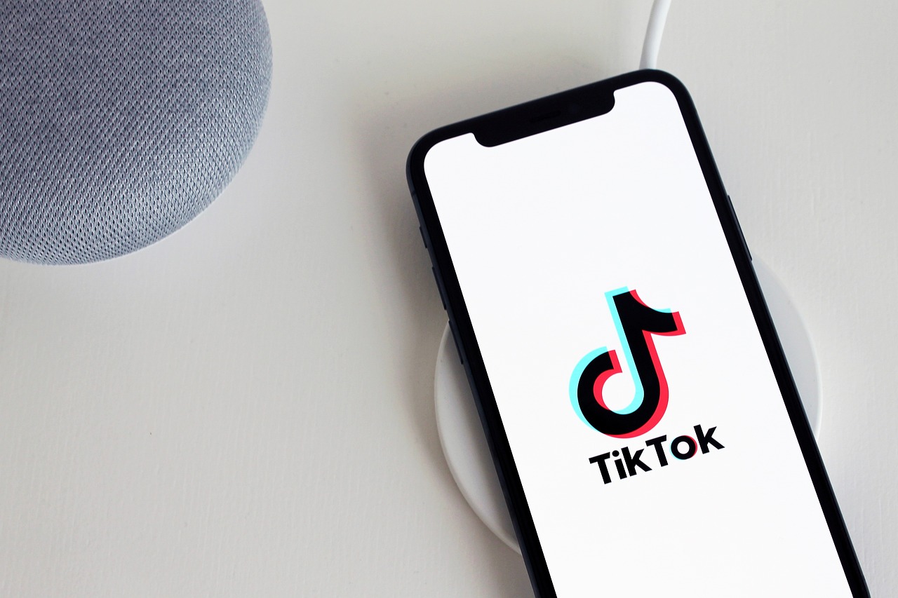 TikTok dice agli utenti europei che il suo personale in Cina ha accesso ai loro dati