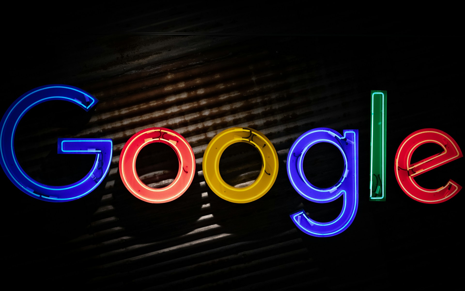 Google prende di mira Apple con una pubblicità provocatoria per il lancio del Pixel 10